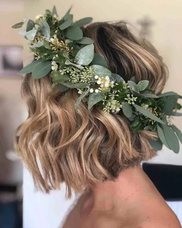 Corona de flores para cabello corto y ondulado