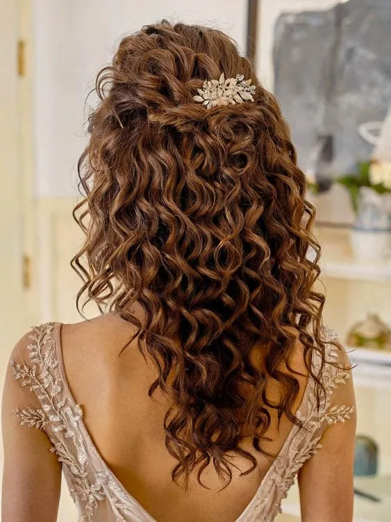 Cabello largo y rizado de la dama de honor