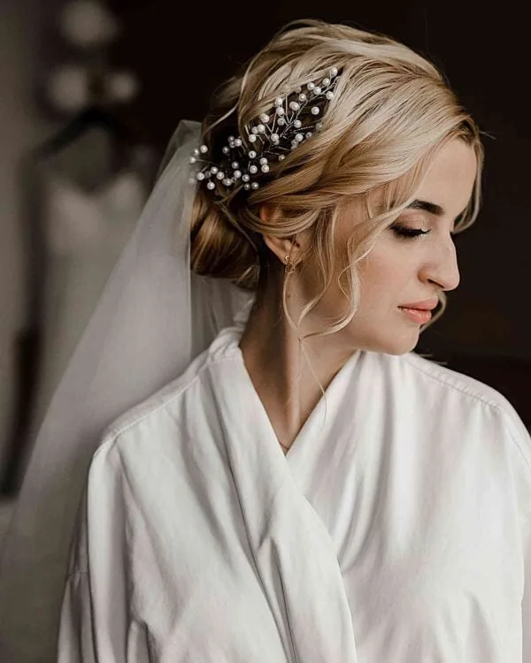 Elegante updo corto con accesorios
