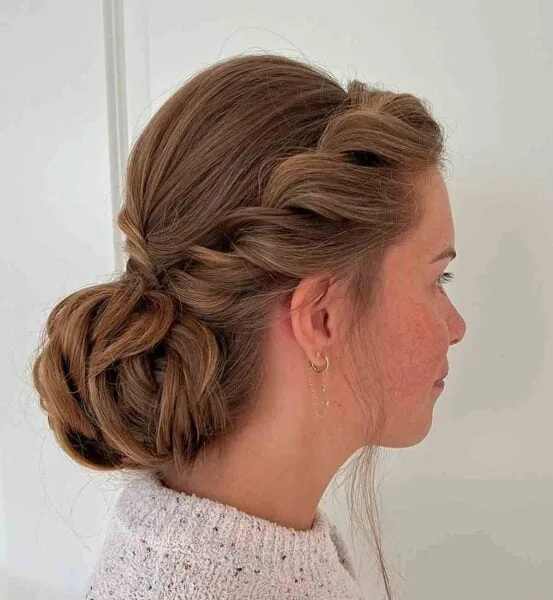Encantador updo con giros laterales