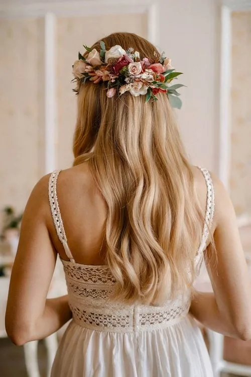Estilo de boda a medias con pieza de cabello