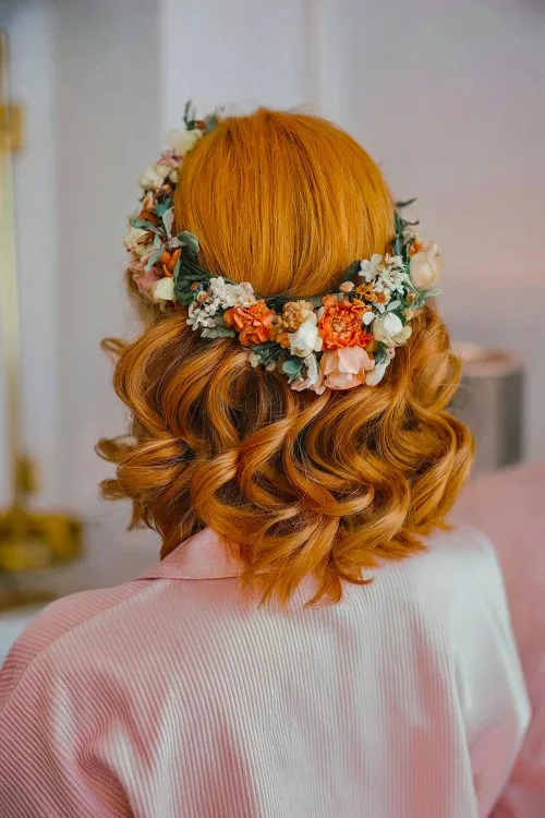 Estilo de boda de cabello corto con corona de flores