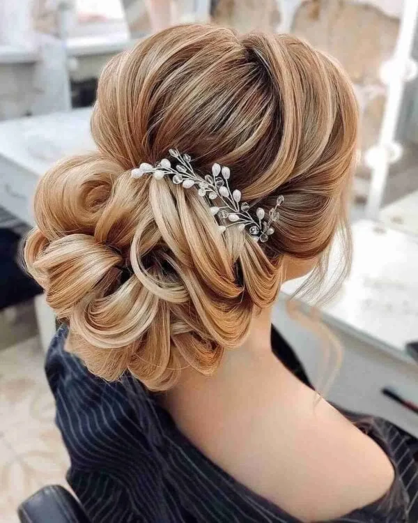 Impresionante boda updo para cabello largo