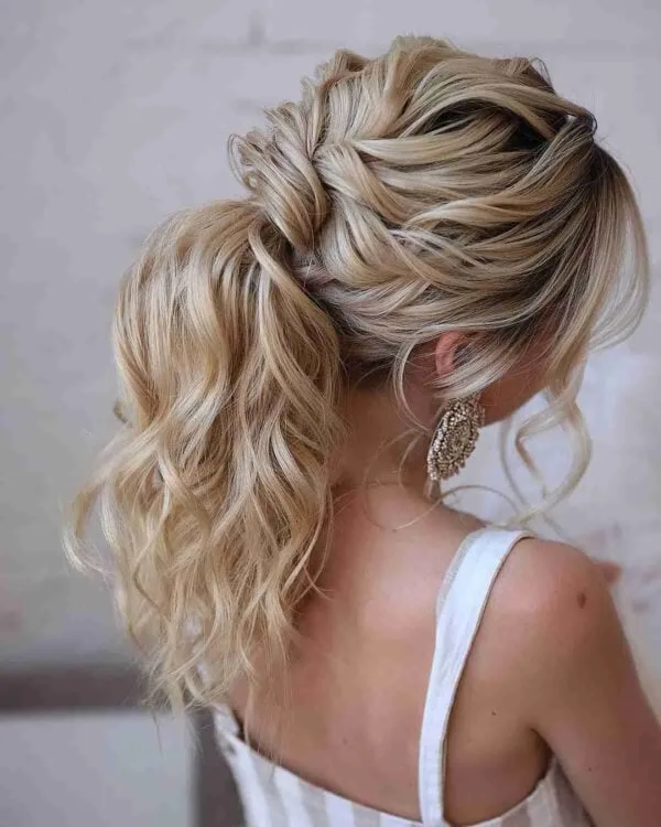 Impresionante rubio texturizado updo