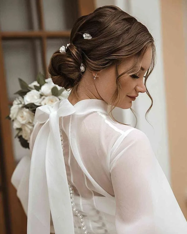Lindo bollo updo con zarcillos de marco de cara