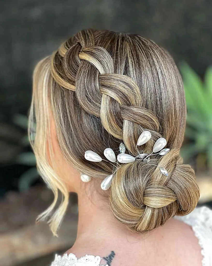 Low Bun Updo con una trenza y accesorios holandeses