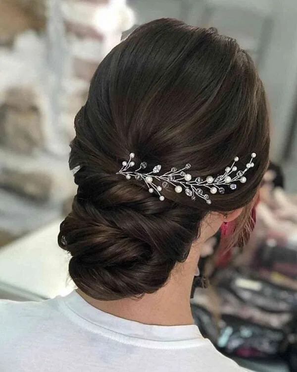 Moño retorcido con accesorios