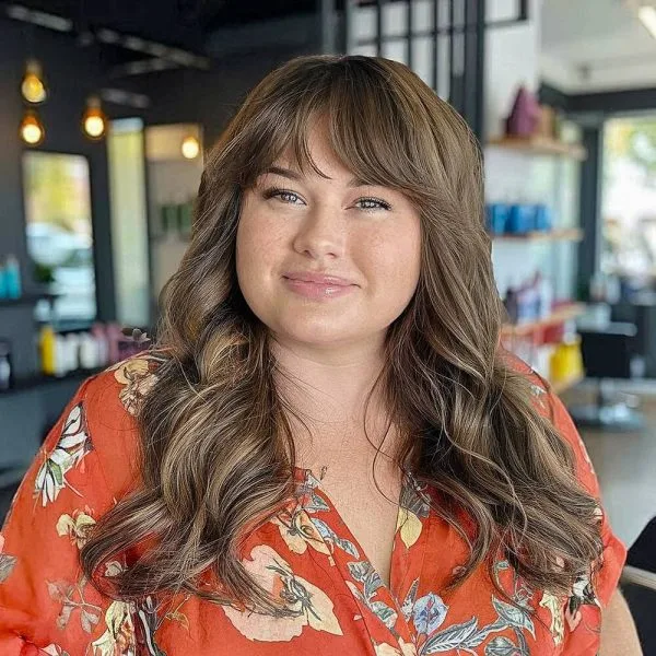 Peinados de Cabello Ondulado con Flequillo para Mujeres con Cara Redonda