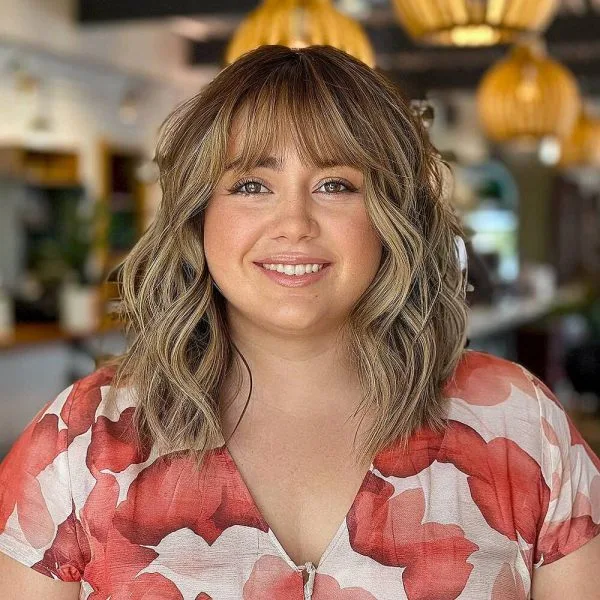 Peinados de Cabello Ondulado con Flequillo para Mujeres con Cara Redonda