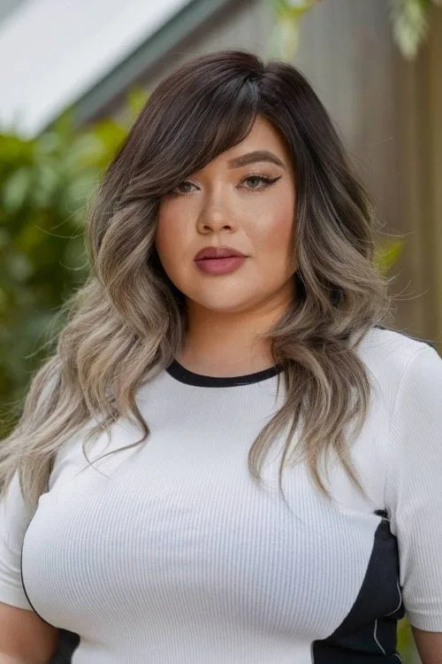 Peinados de Cabello Ondulado con Flequillo para Mujeres con Cara Redonda