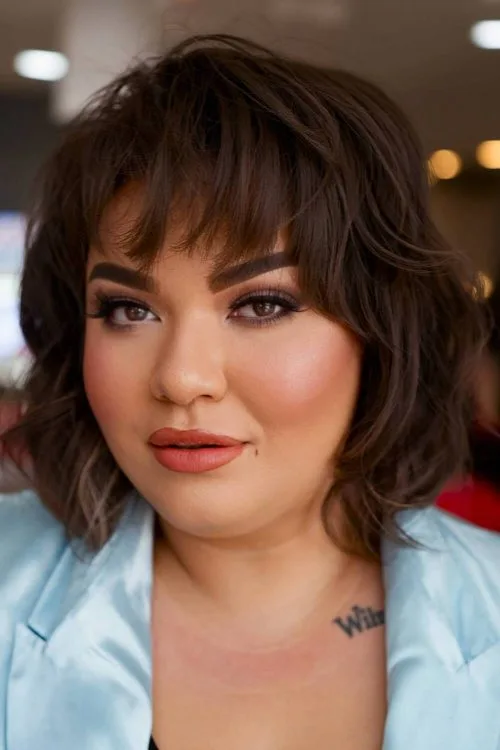 Peinados de Cabello Ondulado con Flequillo para Mujeres con Cara Redonda