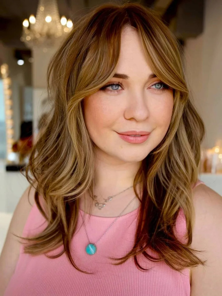 Peinados de Cabello Ondulado con Flequillo para Mujeres con Cara Redonda