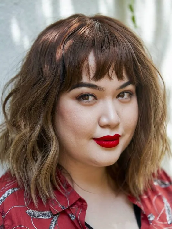 Peinados de Cabello Ondulado con Flequillo para Mujeres con Cara Redonda