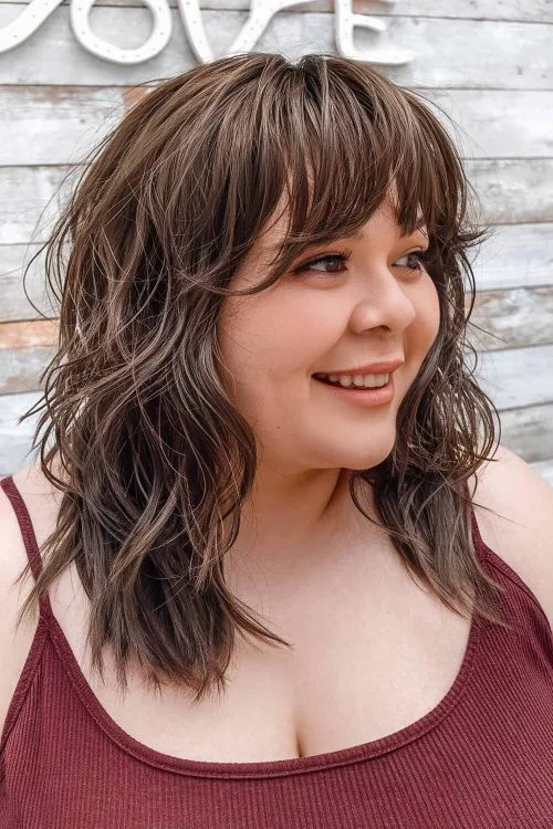 Peinados de Cabello Ondulado con Flequillo para Mujeres con Cara Redonda