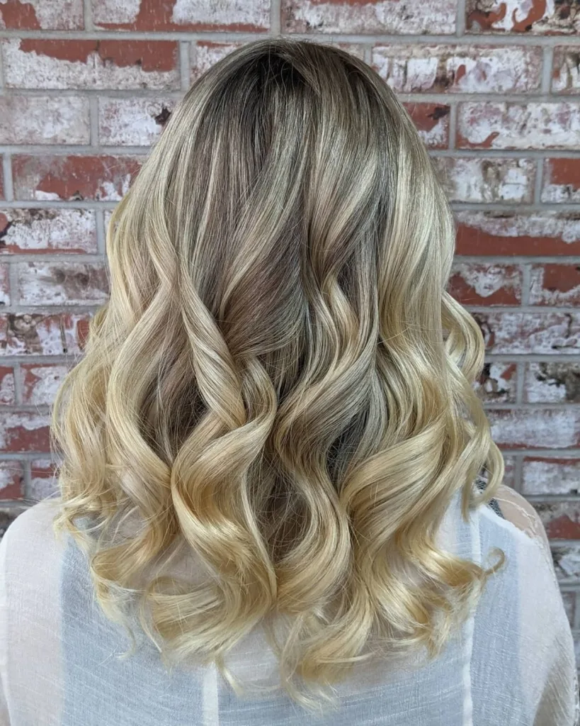 Rizos sueltos elegantes para el cabello delgado