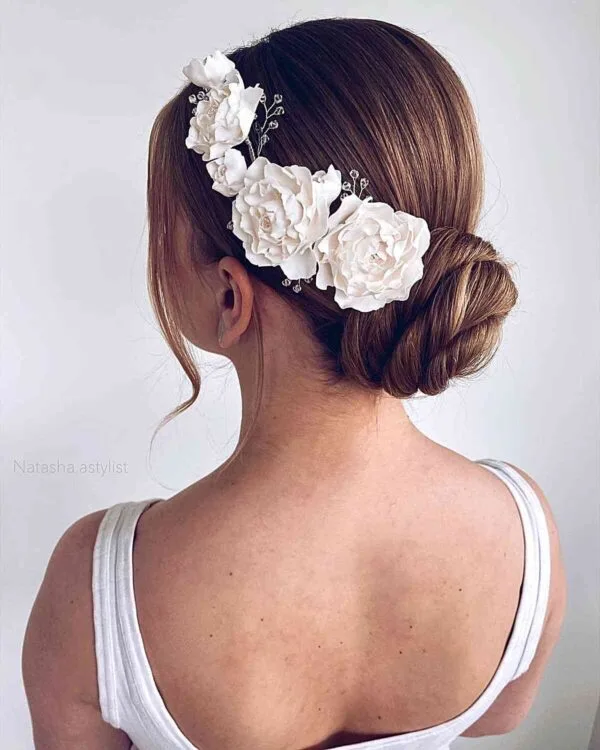 Updo simple y moderno con flores