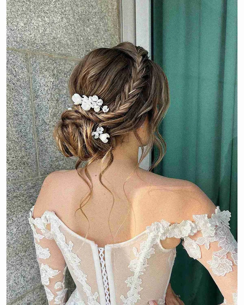 Updo trenzado con pieza de flores