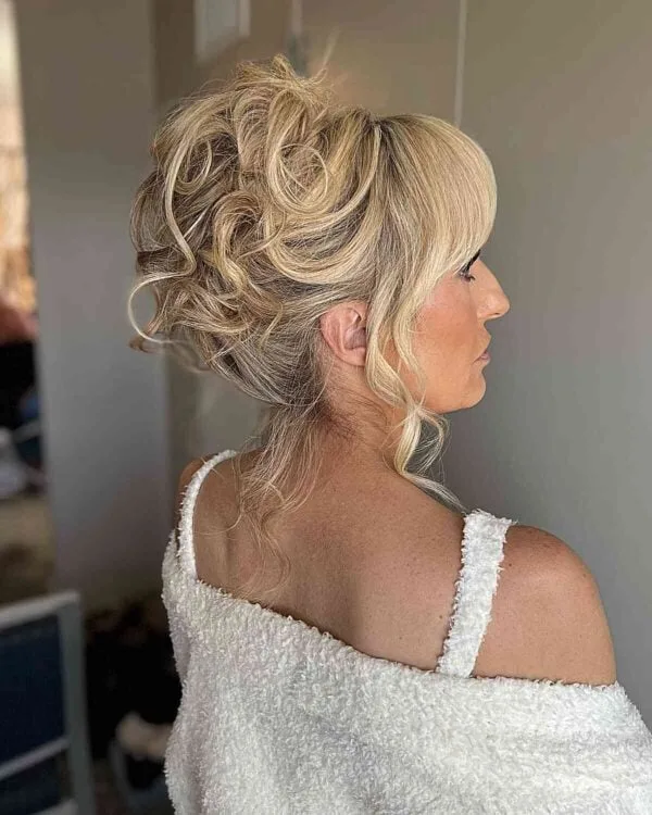 Voluminoso High Updo para Mother of the Bride