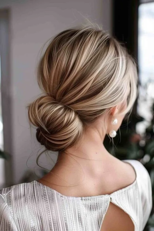 bollo bajo elegante para el cabello de longitud media