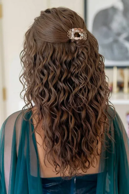 peinados de dama de honor para cabello rizado natural
