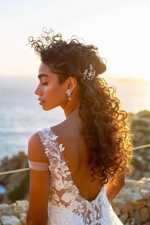 peinados de dama de honor para cabello rizado natural