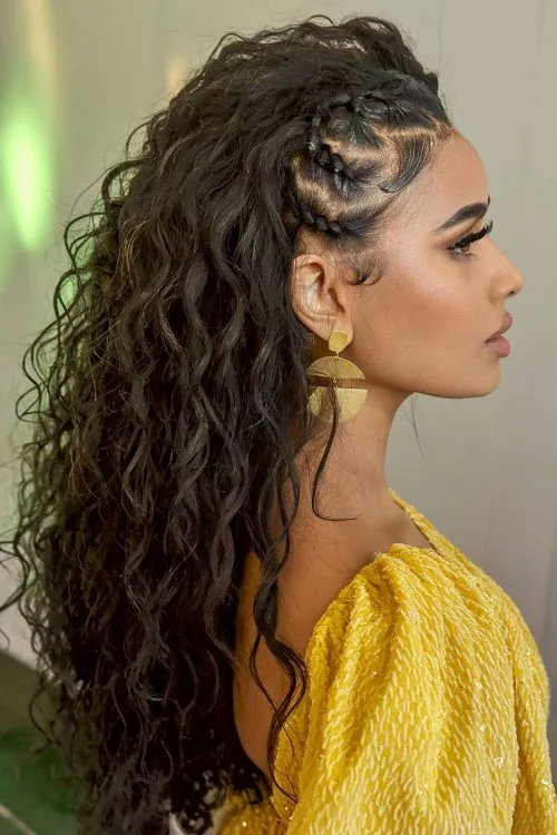 peinados de dama de honor para cabello rizado natural