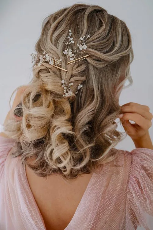 peinados de dama de honor para cabello rizado natural