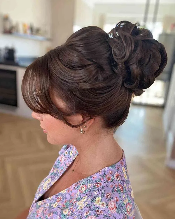 Bouffant bun updo con flequillo