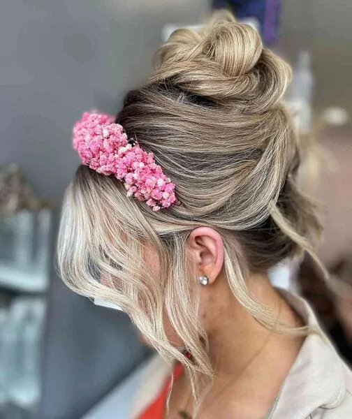 Bun desordenado suave con banda para la cabeza