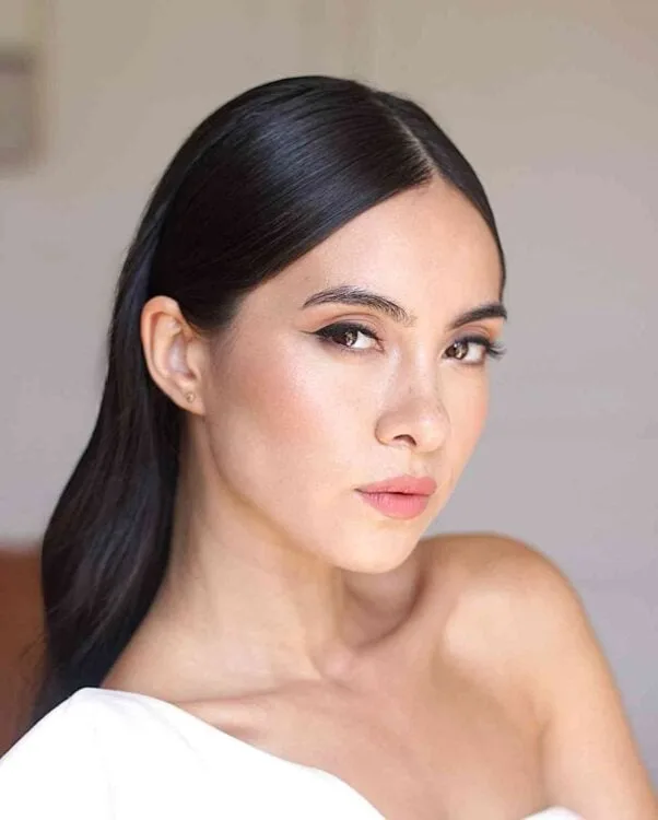 Cabello elegante y recto de la parte media