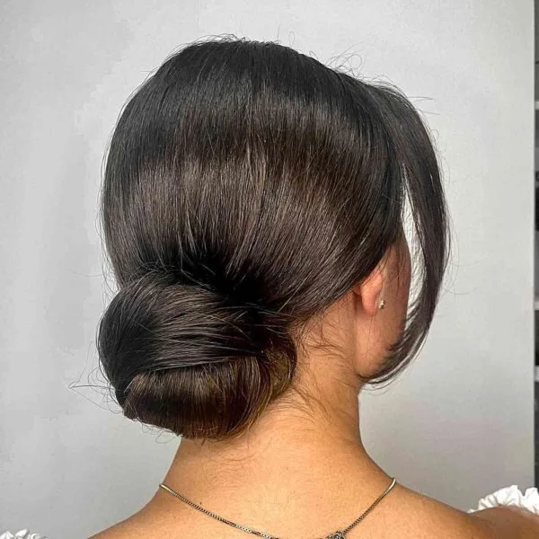 Peinado negro elegante para el moño