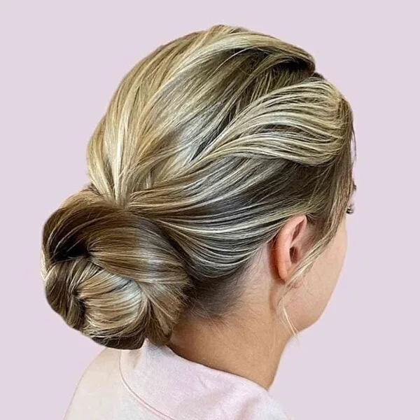 Rubia marrón moño bajo textura