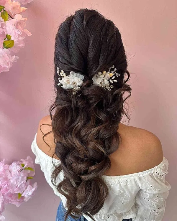 Trenza de sirena con elegantes clips de flores