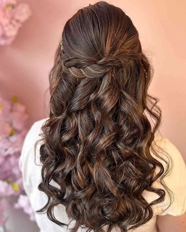 Trenzado la mitad con ondas voluminosas