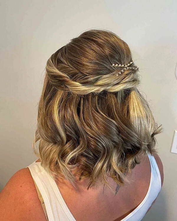 Wavy Bob con Double Twist Half Updo